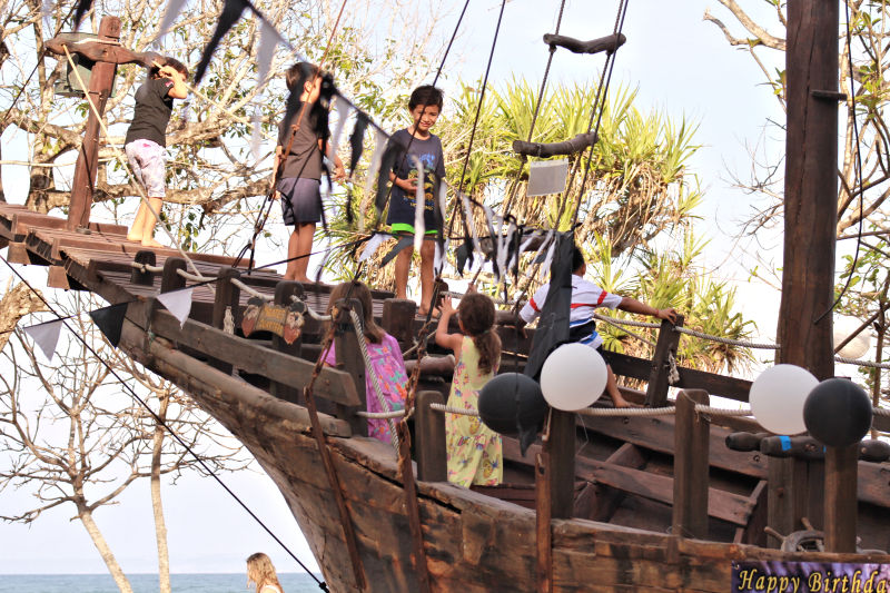 Pirate-Party-Kids-on-Boat-